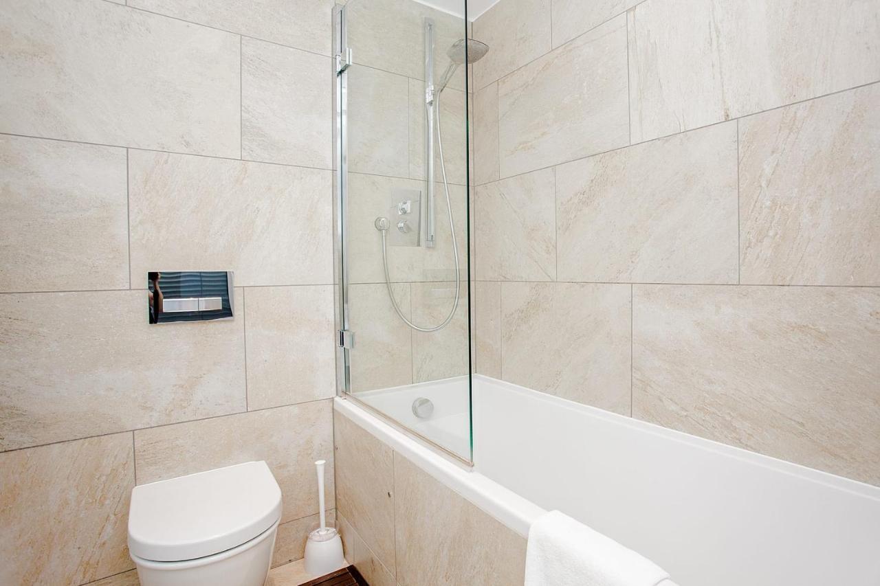 Beautiful Newly Renovated 2 Bed In Bank Apartament Londra