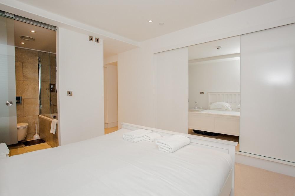 Beautiful Newly Renovated 2 Bed In Bank Apartament Londra